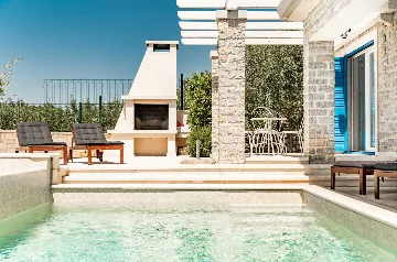 3-Bedroom Villa with Private Pool and Sea View in Tar