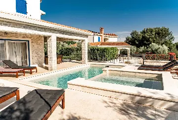 3-Bedroom Villa with Private Pool and Sea View in Tar