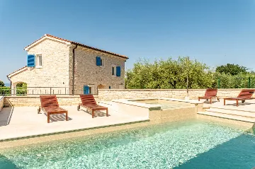 3-Bedroom Villa with Private Pool and Sea View in Tar