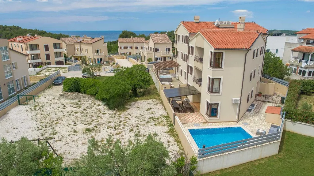 Spacious Villa in Premantura with Private Pool