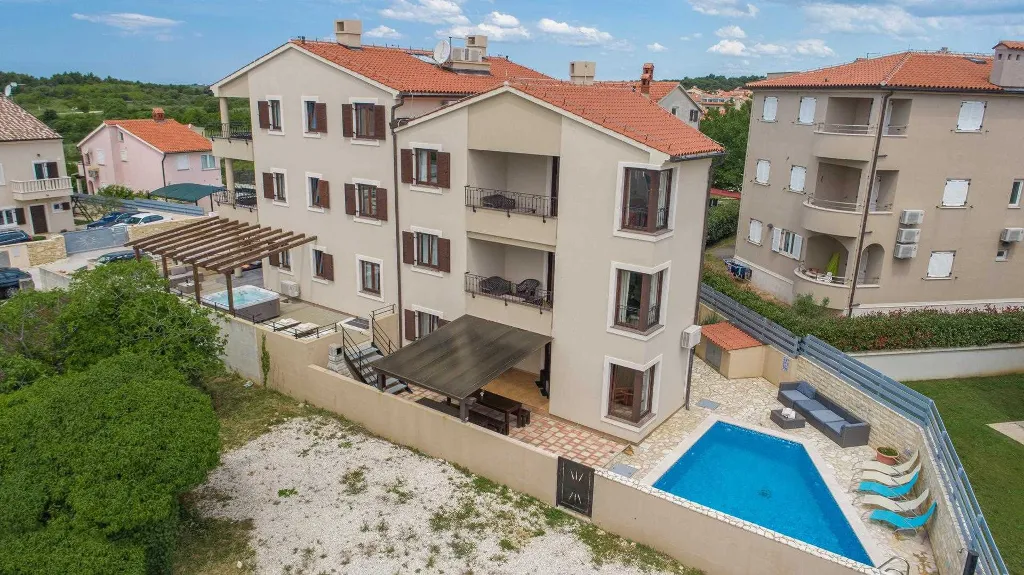 Spacious Villa in Premantura with Private Pool