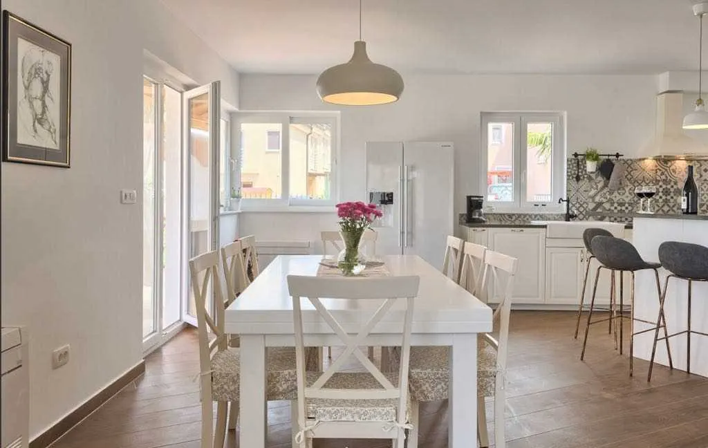 4-Bedroom Villa with Private Pool in Rošini