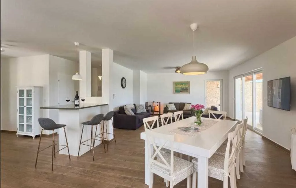 4-Bedroom Villa with Private Pool in Rošini