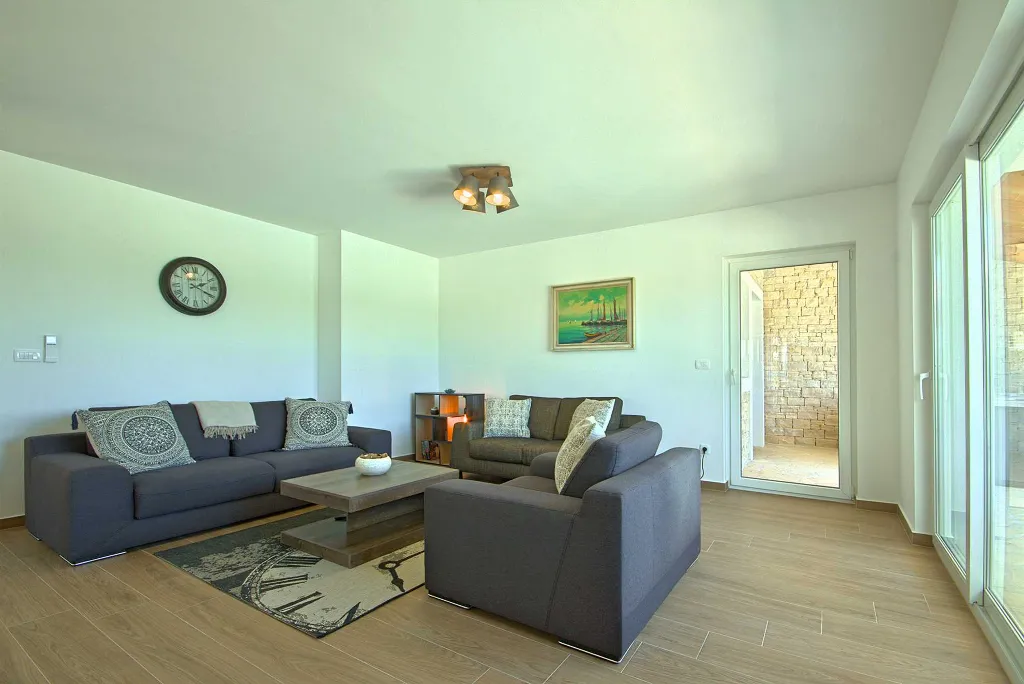 4-Bedroom Villa with Private Pool in Rošini