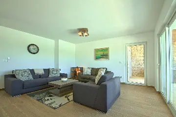 4-Bedroom Villa with Private Pool in Rošini