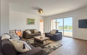 4-Bedroom Villa with Private Pool in Rošini