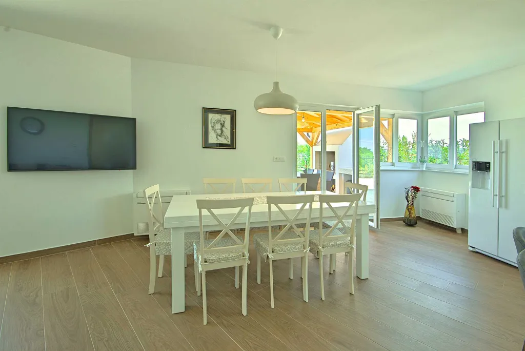 4-Bedroom Villa with Private Pool in Rošini