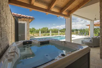 4-Bedroom Villa with Private Pool in Rošini