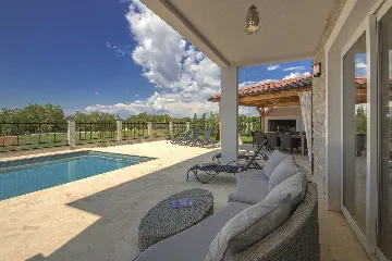 4-Bedroom Villa with Private Pool in Rošini