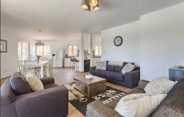 4-Bedroom Villa with Private Pool in Rošini