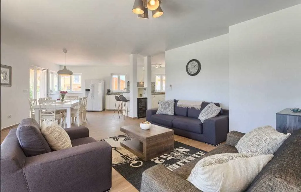 4-Bedroom Villa with Private Pool in Rošini