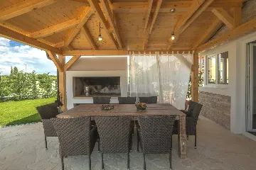 4-Bedroom Villa with Private Pool in Rošini