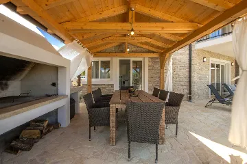 4-Bedroom Villa with Private Pool in Rošini