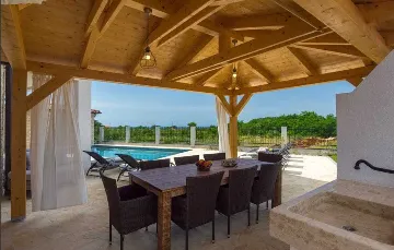 4-Bedroom Villa with Private Pool in Rošini