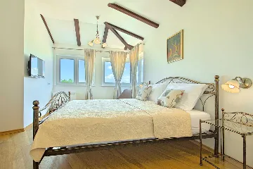 4-Bedroom Villa with Private Pool in Rošini