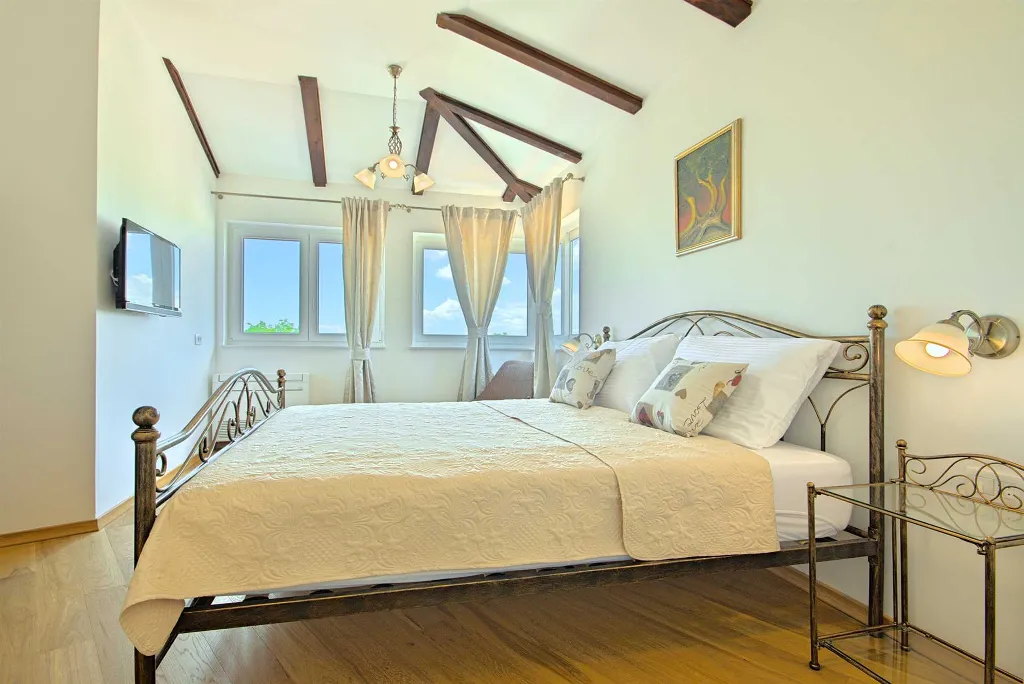 4-Bedroom Villa with Private Pool in Rošini