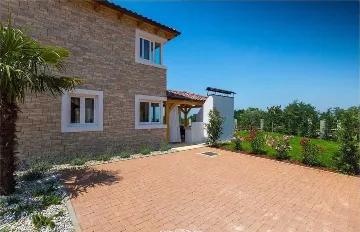 4-Bedroom Villa with Private Pool in Rošini