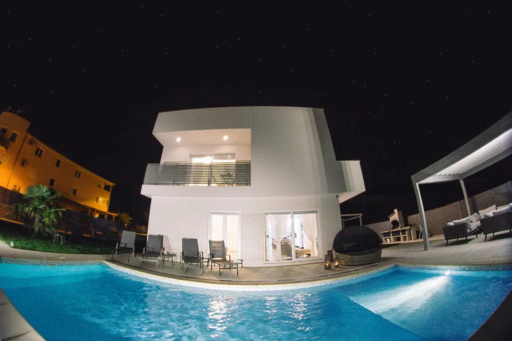 Modern Villa with Private Pool in Novigrad