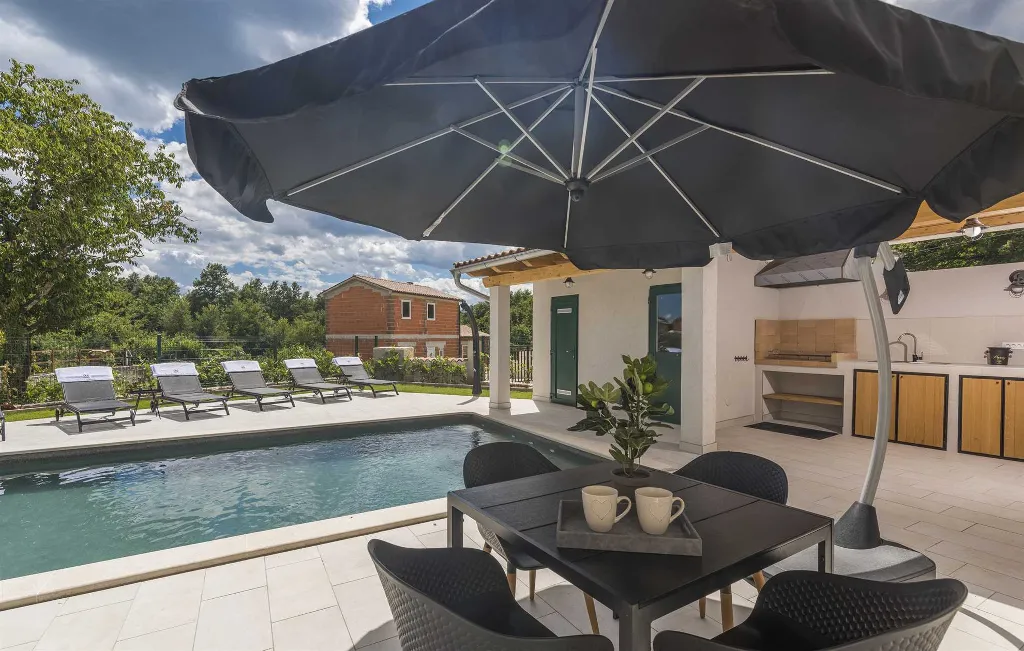 Villa in Rojnići with Private Pool and Sauna