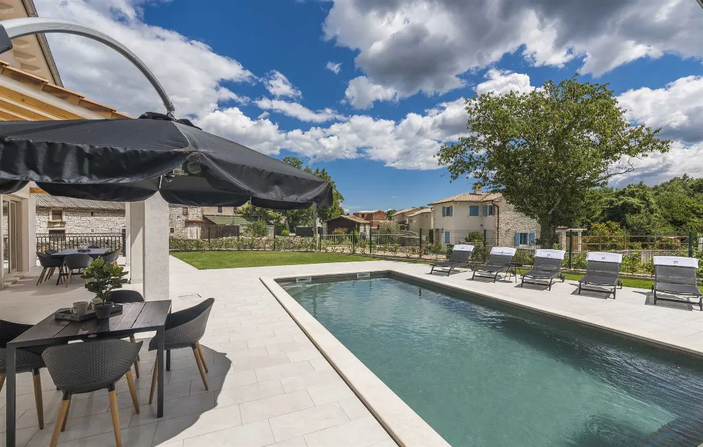 Villa in Rojnići with Private Pool and Sauna