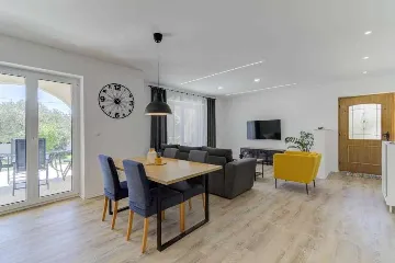 2-Bedroom Apartment in Novi Vinodolski with Garden BBQ