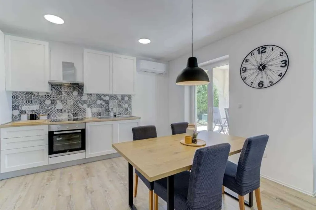 2-Bedroom Apartment in Novi Vinodolski with Garden BBQ