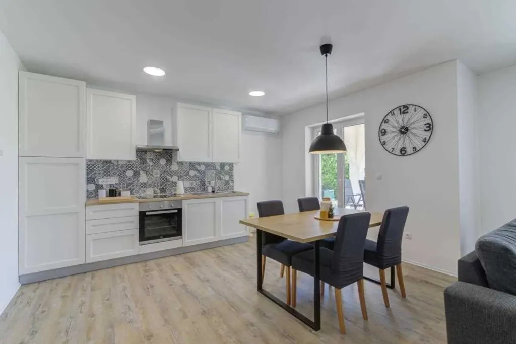 2-Bedroom Apartment in Novi Vinodolski with Garden BBQ