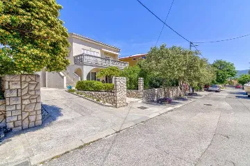 2-Bedroom Apartment in Novi Vinodolski with Garden BBQ