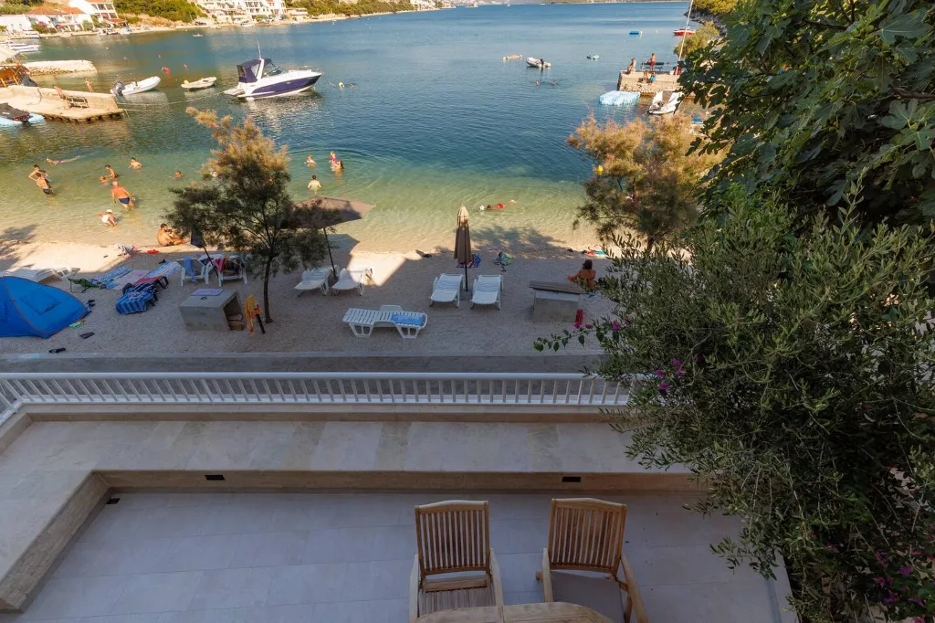 Seaside Apartment with Panoramic Views in Klek