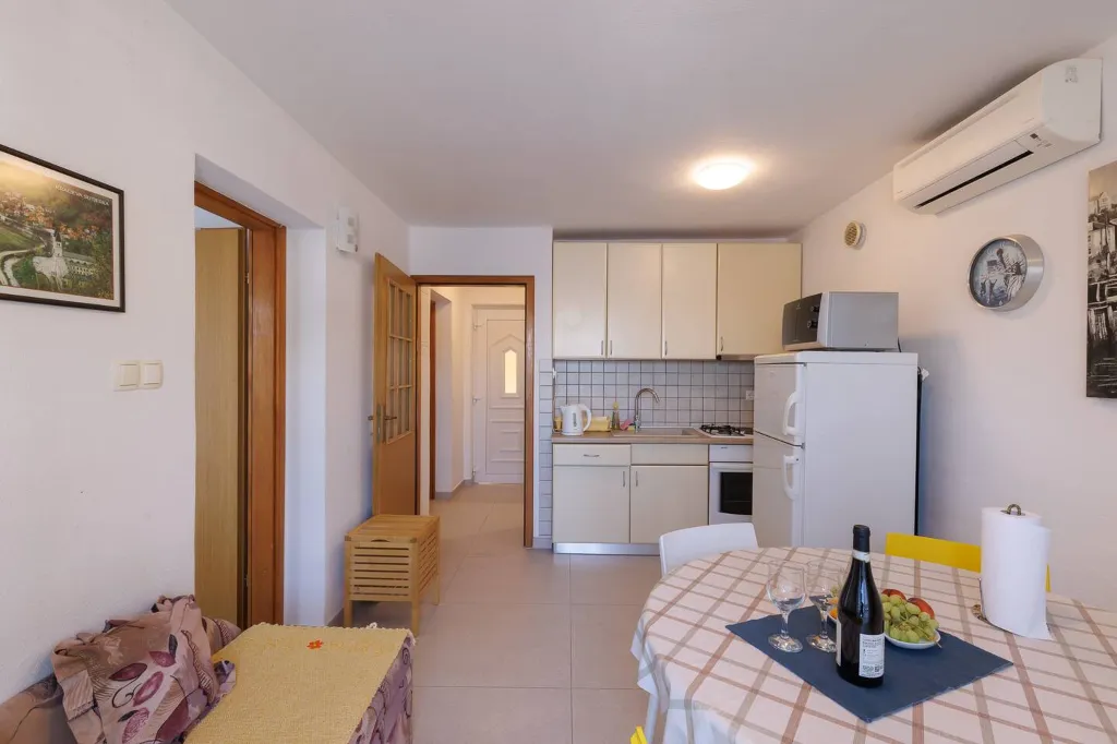 Seaside Apartment with Panoramic Views in Klek