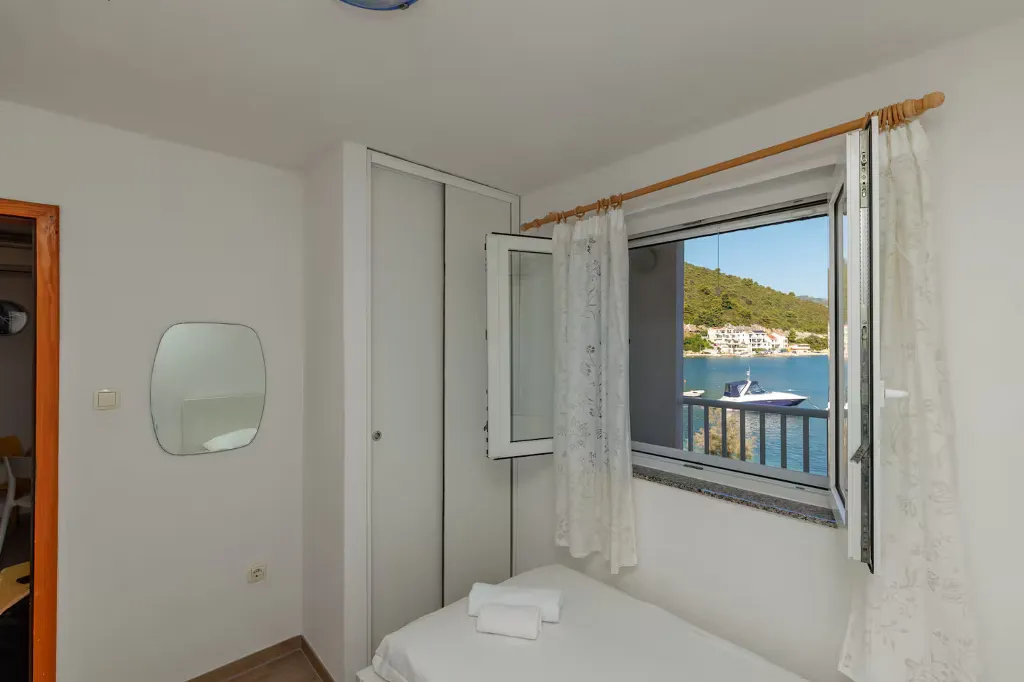 Seaside Apartment with Panoramic Views in Klek