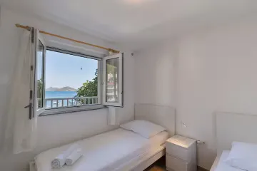 Seaside Apartment with Panoramic Views in Klek