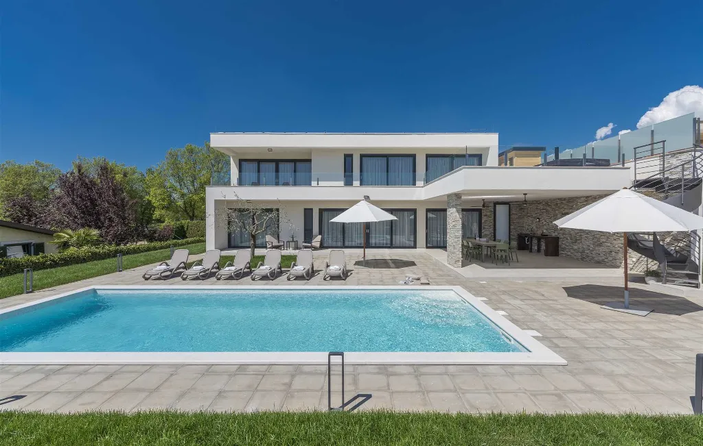 Bužinija 4-Bedroom Villa for 8 Guests
