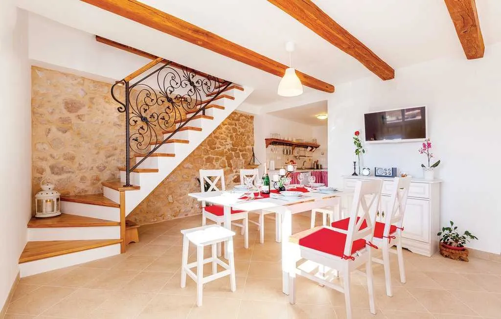 2-Bedroom Villa in Grižane-Belgrad (Up to 5)
