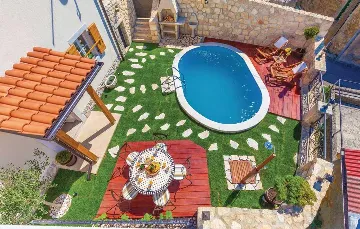 2-Bedroom Villa in Grižane-Belgrad (Up to 5)