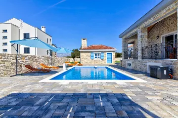 4-Bedroom Villa in Vrsi with Heated Pool