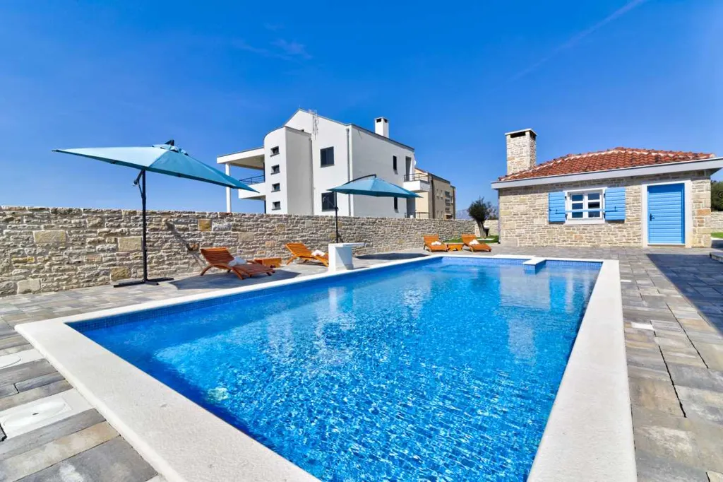 4-Bedroom Villa in Vrsi with Heated Pool