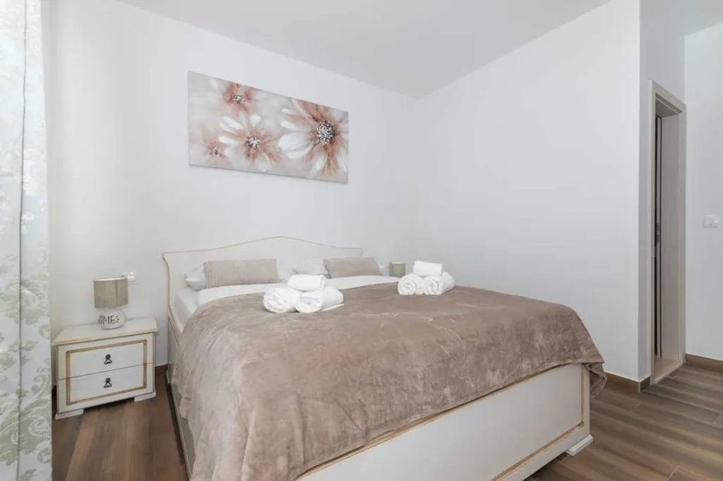 4-Bedroom Villa in Vrsi with Heated Pool
