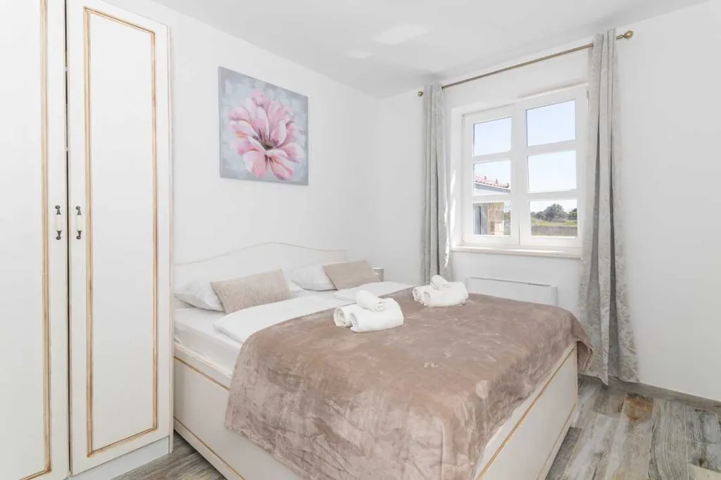 4-Bedroom Villa in Vrsi with Heated Pool