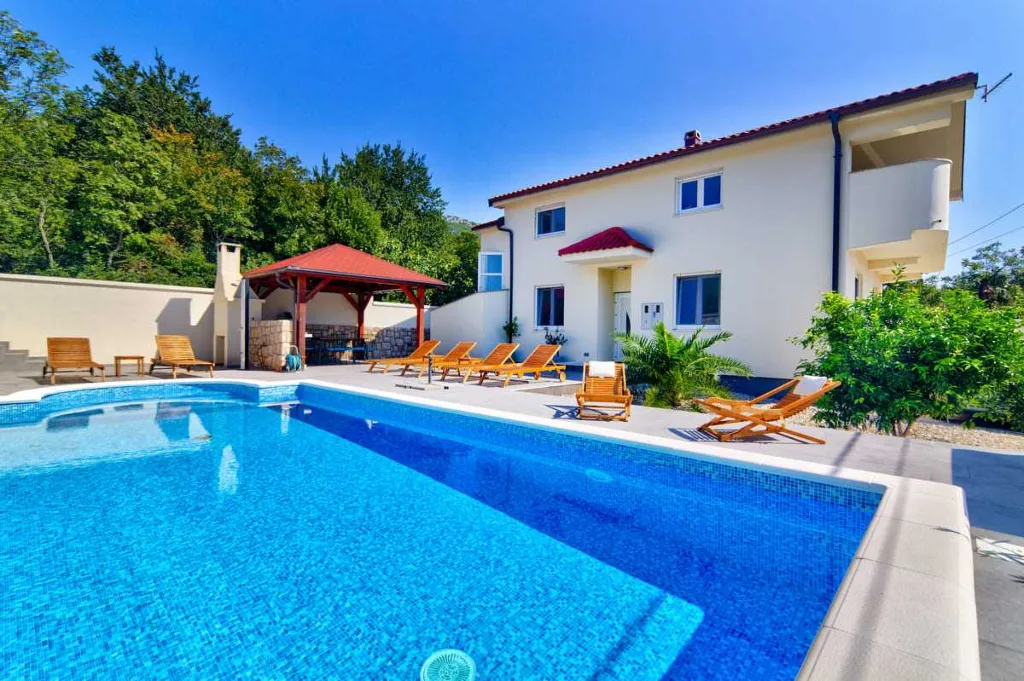 Saltwater Pool Villa in Grizane for up to 10