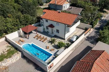Saltwater Pool Villa in Grizane for up to 10