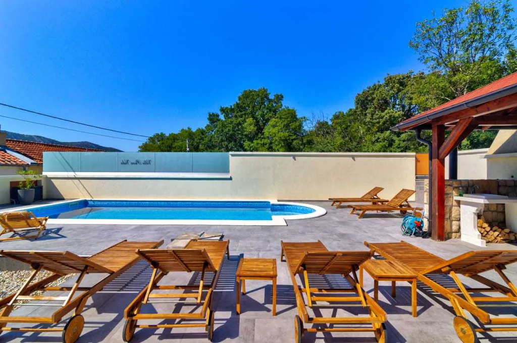 Saltwater Pool Villa in Grizane for up to 10