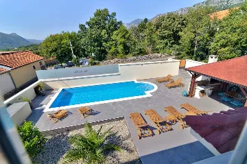 Saltwater Pool Villa in Grizane for up to 10