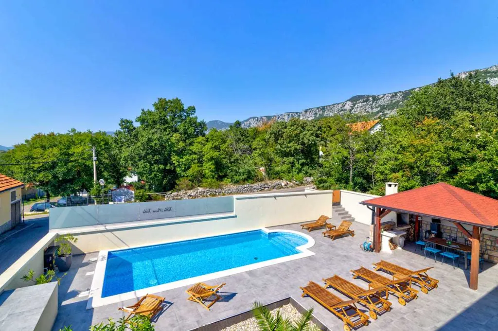 Saltwater Pool Villa in Grizane for up to 10