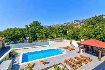 Saltwater Pool Villa in Grizane for up to 10