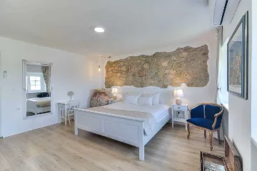 Grizane 4-Bedroom Villa for Up to 10 Guests