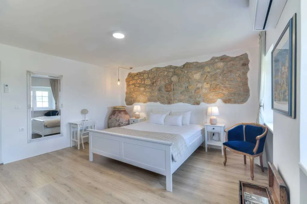 Grizane 4-Bedroom Villa for Up to 10 Guests
