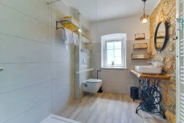 Grizane 4-Bedroom Villa for Up to 10 Guests