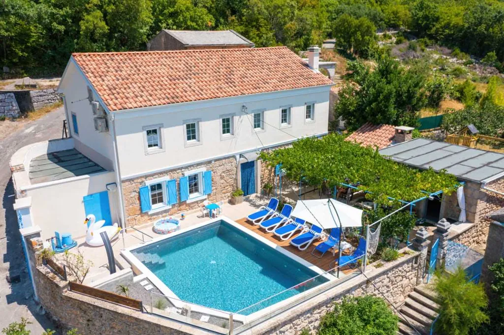 Grizane 4-Bedroom Villa for Up to 10 Guests