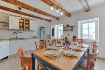 Grizane 4-Bedroom Villa for Up to 10 Guests